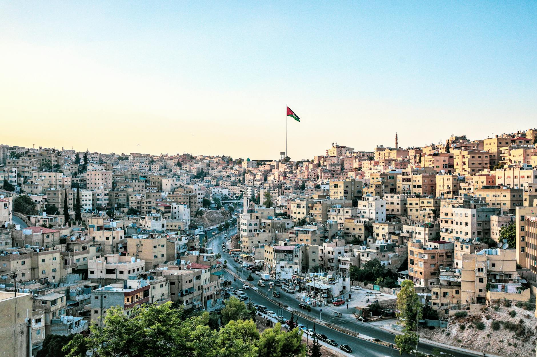 Mapa infrastruktury miejskiej w Jordanowie, prezentująca lokalizację sklepów, restauracji i usług