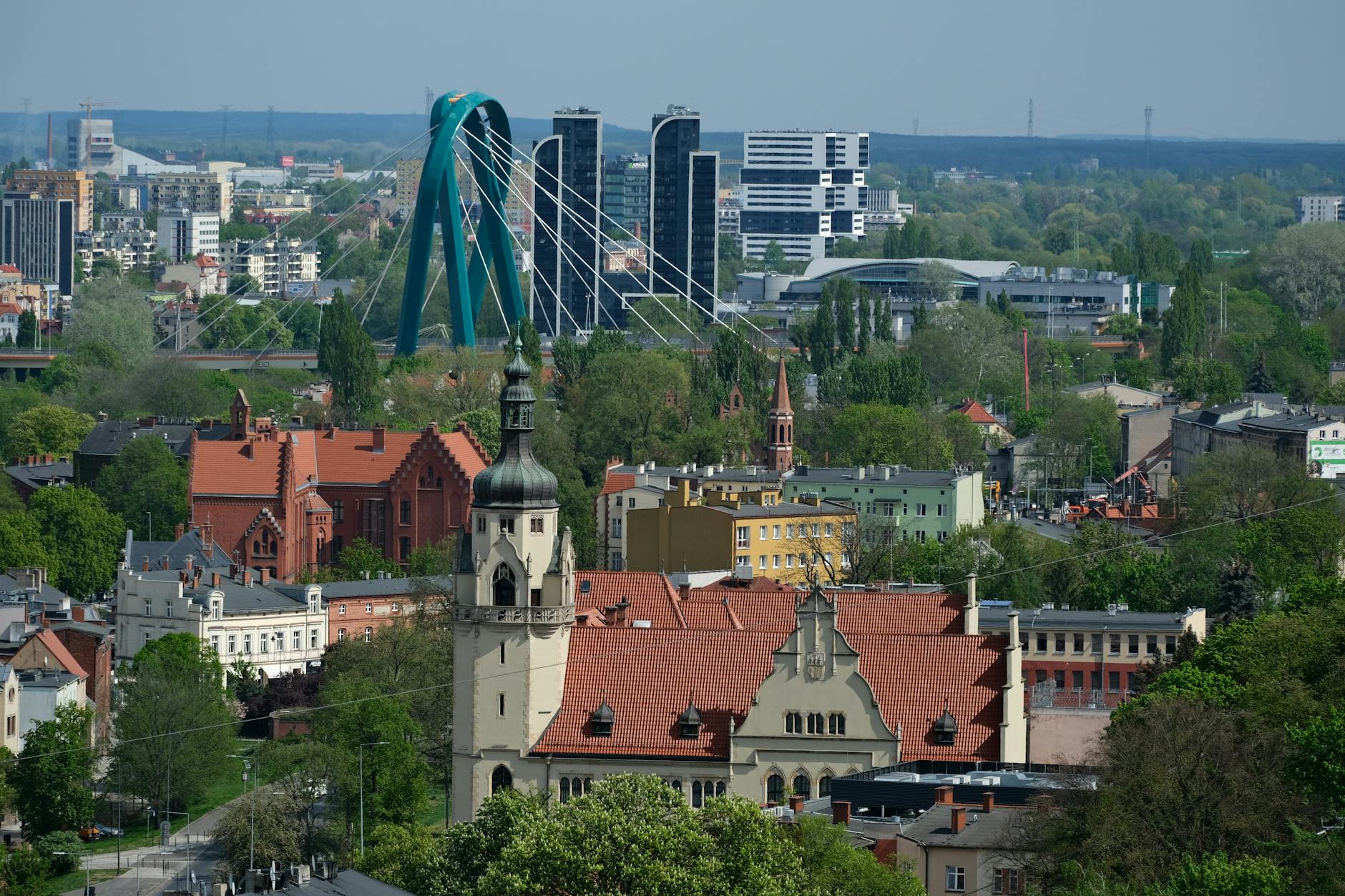 Ósmoklasiści zwiedzają szkołę podczas dnia otwartego w Jordanowie, poznając ofertę edukacyjną.