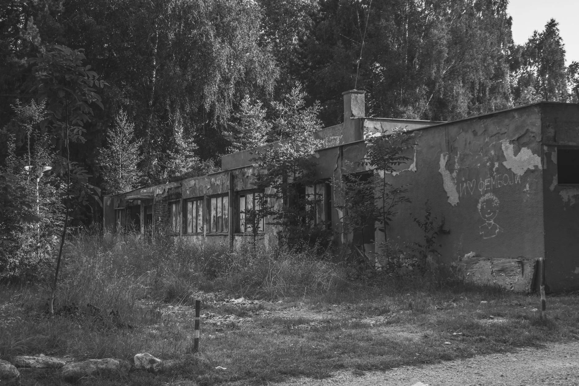 Wyremontowany plac przy ośrodku zdrowia w Łętowni, Jordanów - poprawiona infrastruktura dla mieszkańców.